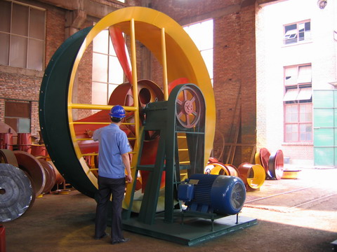 員工冒酷暑為用戶生產(chǎn)的3米大型軸流風(fēng)機成品